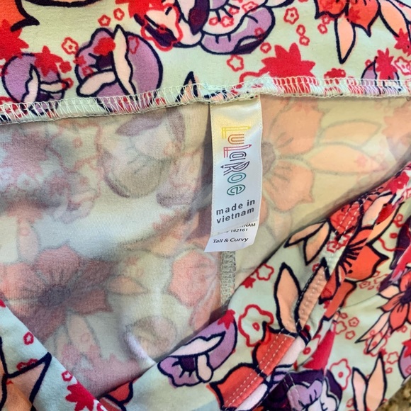 “Vintage” LuLaRoe Tall and Curvy (TC) Leggings - Picture 5 of 5